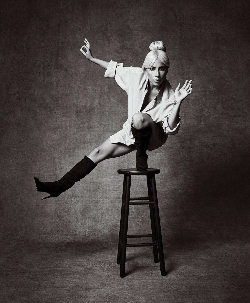 Леді Гага знялася у чуттєвій фотосесії, де засвітила свої стрункі ніжки - фото 412599