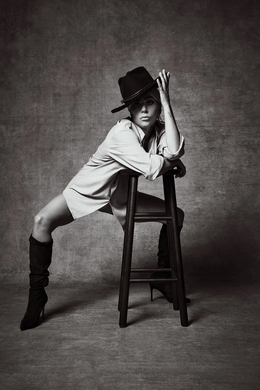 Леди Гага снялась в чувственной фотосессии, где засветила свои стройные ножки - фото 412600