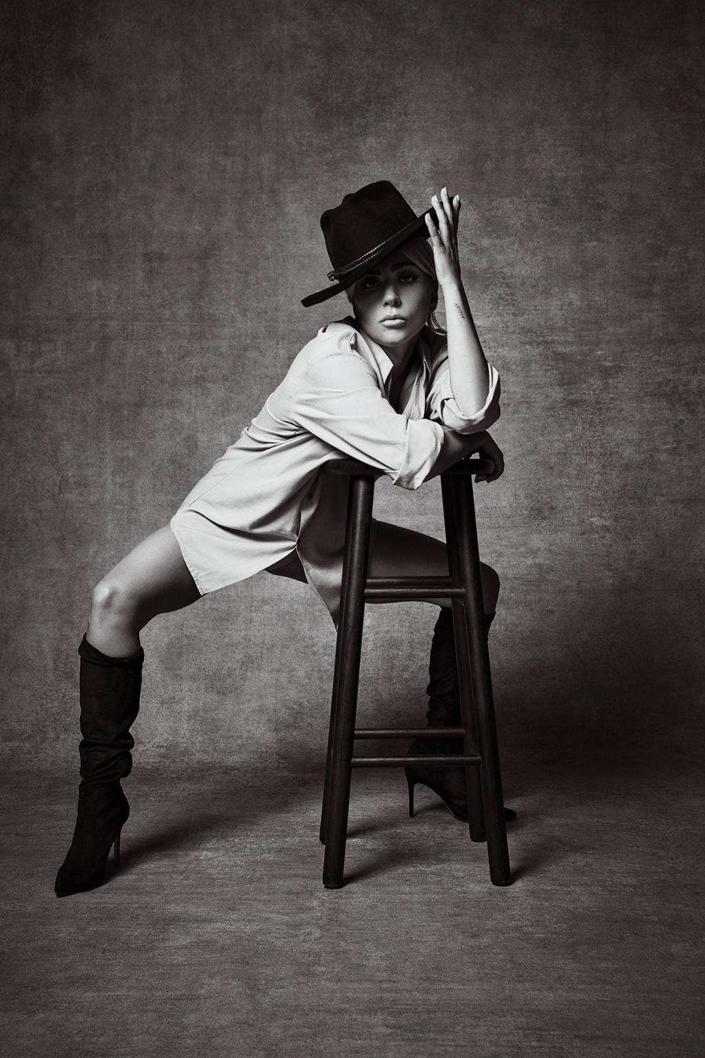Леді Гага знялася у чуттєвій фотосесії, де засвітила свої стрункі ніжки - фото 412600