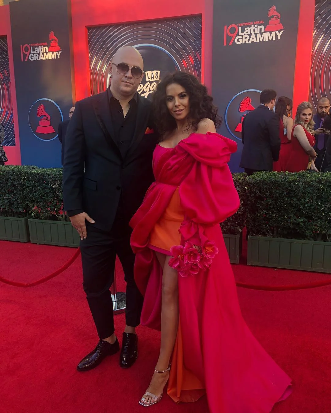 Настя Каменських і Потап покрасувались на червоній доріжці Latin Grammy Award 2018 - фото 412651