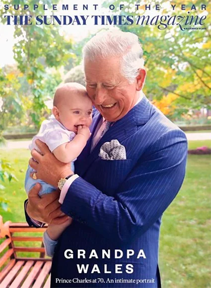 Дідусь та онук: принц Чарльз на руках з принцом Луї стали окрасою журналу The Sunday Times - фото 412827
