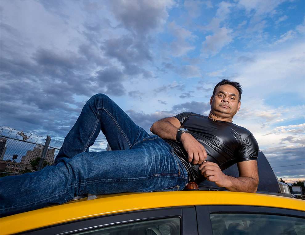 Игривые таксисты из Нью-Йорка снялись для ежегодного благотворительного календаря - фото 412983
