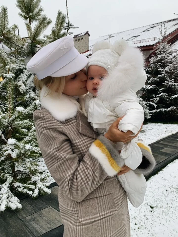 Солодка сніжинка: Юлія Думанська розчулила мережу ніжними фото з донечкою - фото 412992