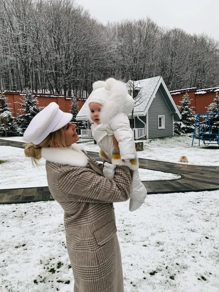 Солодка сніжинка: Юлія Думанська розчулила мережу ніжними фото з донечкою - фото 412993