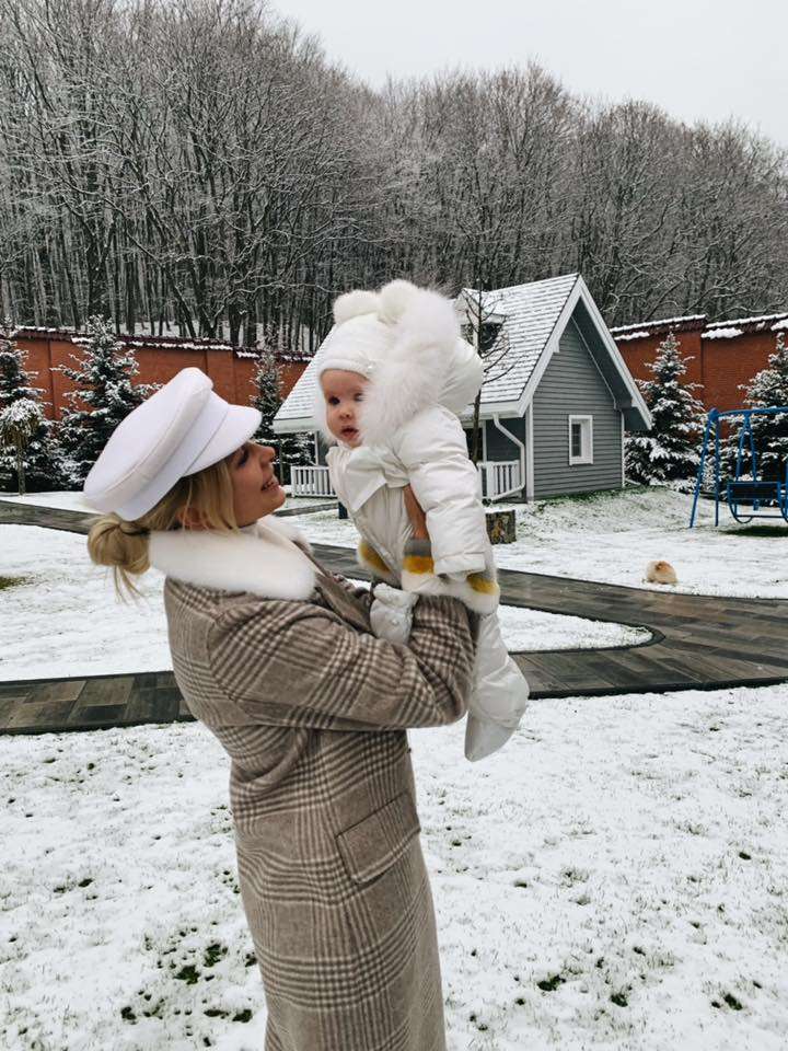 Сладкая снежинка: Юлия Думанская растрогала сеть нежными фото с дочкой - фото 412993