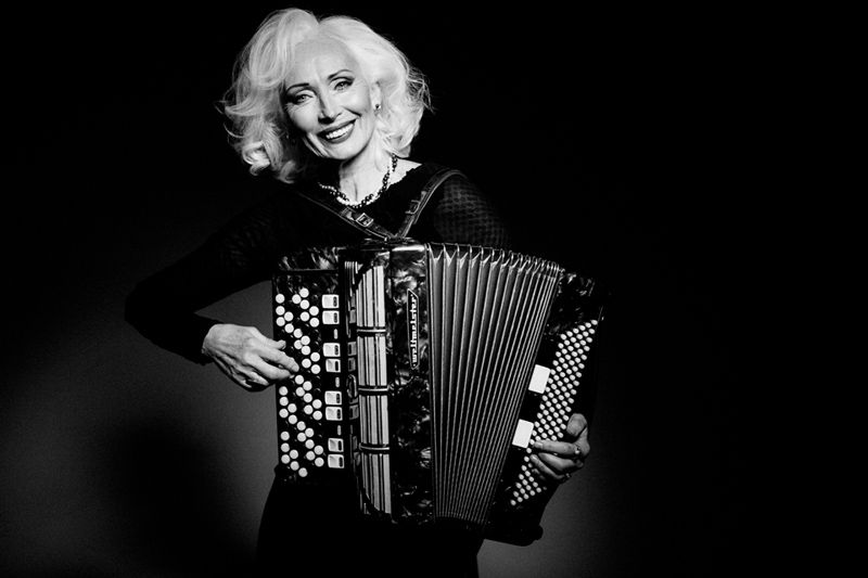 Гордимся: 66-летняя украинская модель попала в ТОП вдохновляющих женщин мира - фото 412994