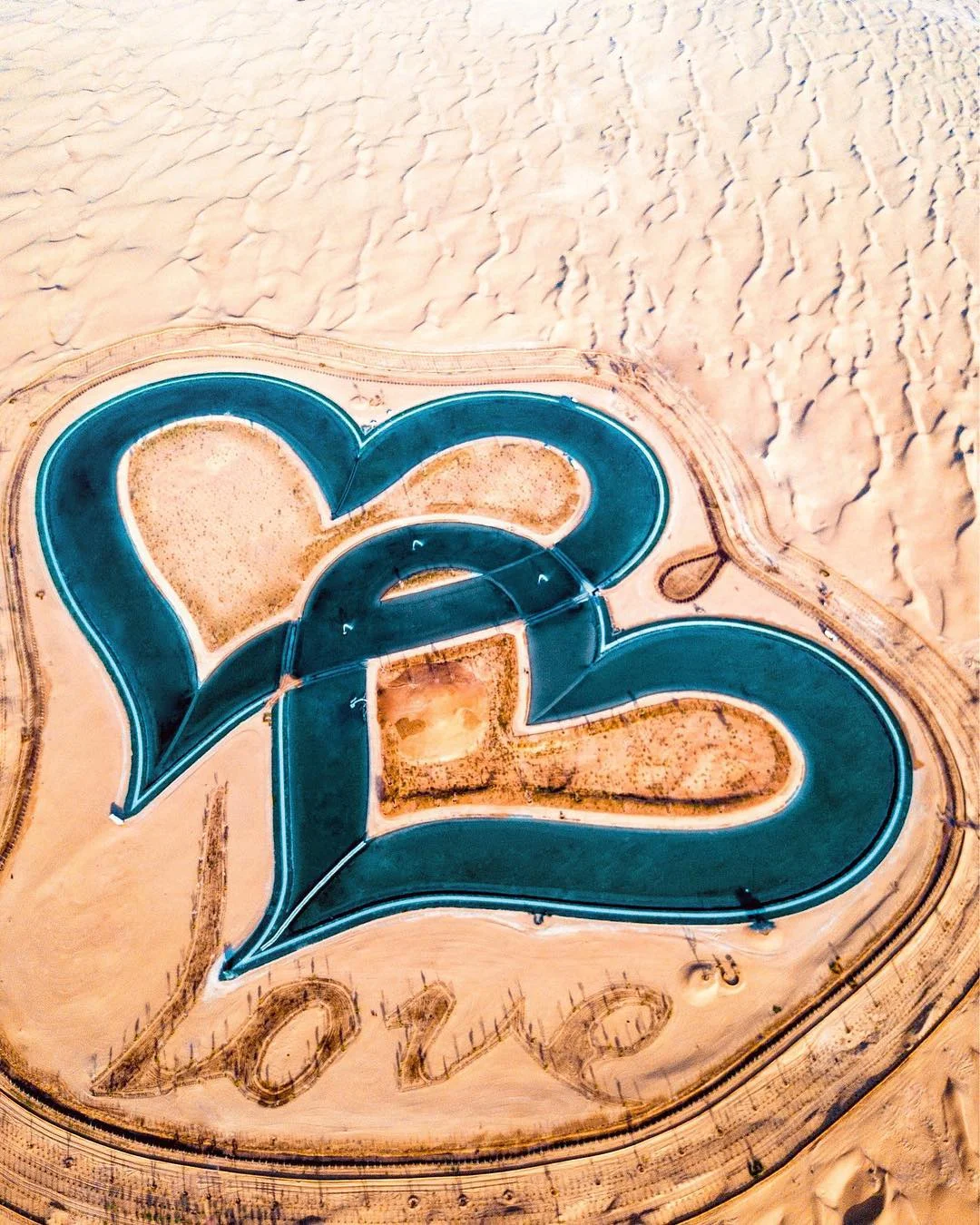 У Дубаї з'явилось озеро у формі переплетених сердець, яке вражає своєю красою - фото 413185