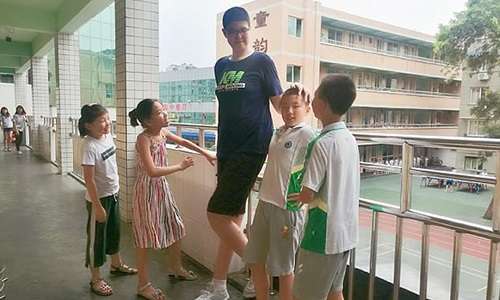 Нашли самую высокую девочку в мире, и это шестиклассница - фото 413226