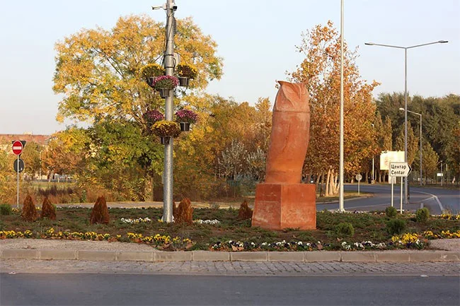 У сербському місті поставили пам'ятник сові, проте людям він чомусь схожий на пеніс - фото 413315