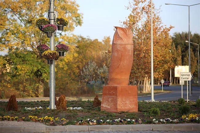 В сербском городе поставили памятник сове, однако людям он чем-то похож на пенис - фото 413317