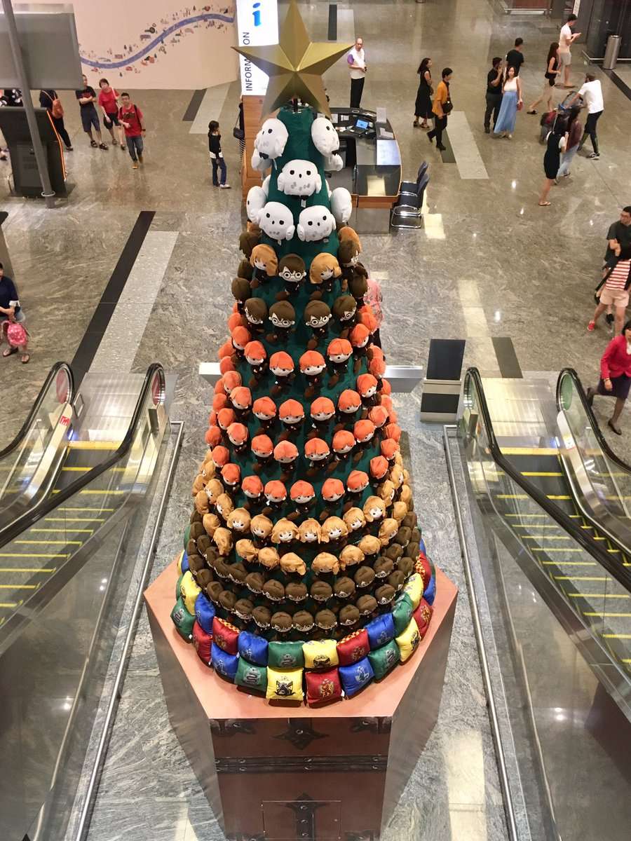 Сингапурский аэропорт украсили к Рождеству в стиле Гарри Поттера - фото 413703