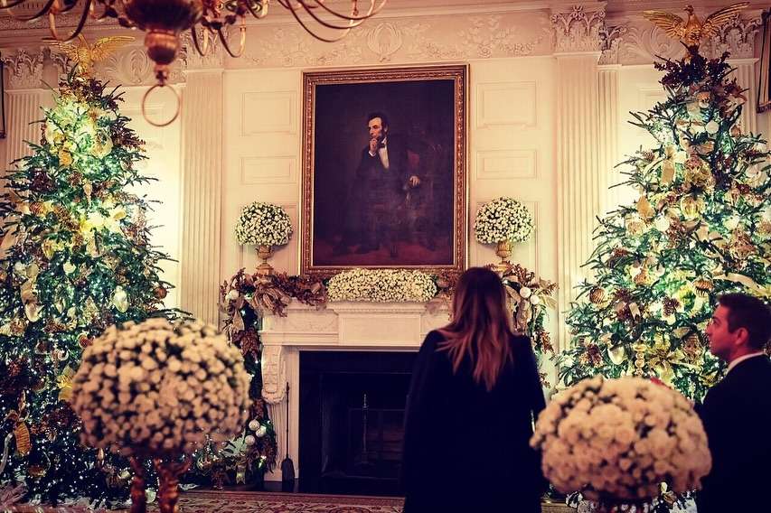 Мелания Трамп постаралась: помпезный праздничный декор Белого дома - фото 413725
