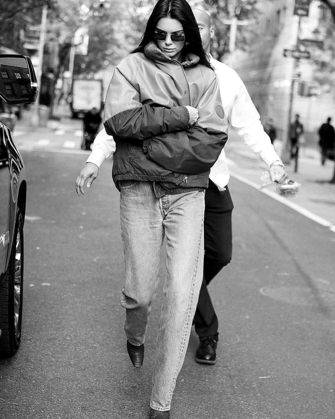 Уличный стиль: как стильно носить пуховик этой зимой - фото 413827