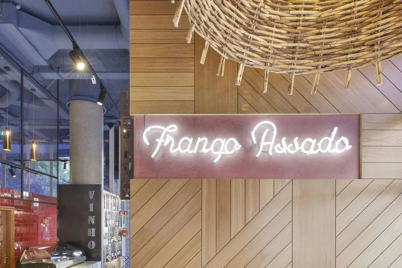 Киянин розробив інтер'єр ресторану в Лісабоні, і дизайн закладу просто вражає - фото 413899