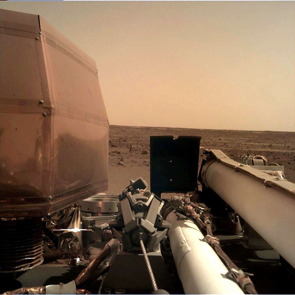 NASA показало первые фото Марса - фото 413923
