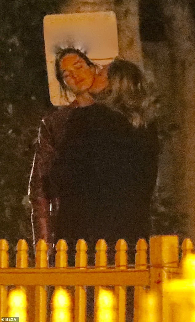 Бывшая Бруклина Бекхэма удивила поцелуями с моделью Playboy - фото 414803