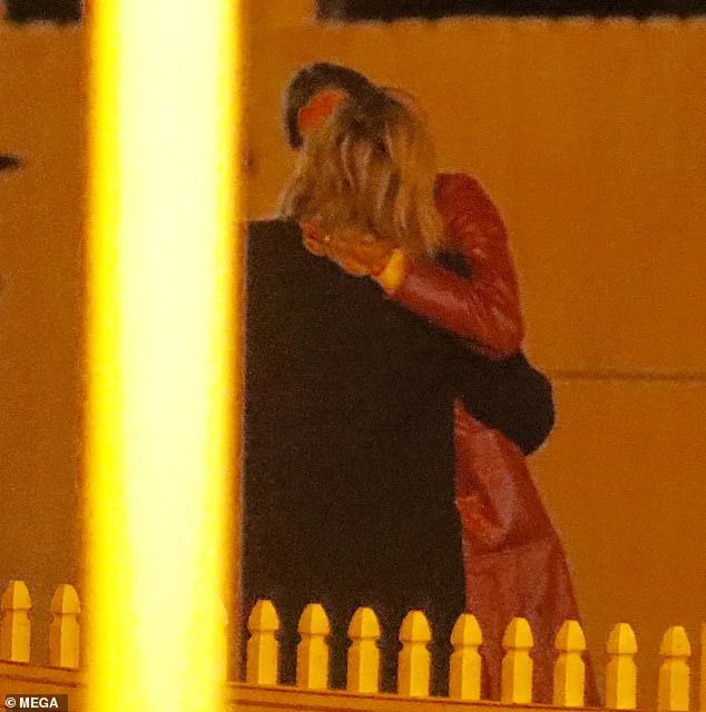 Бывшая Бруклина Бекхэма удивила поцелуями с моделью Playboy - фото 414805
