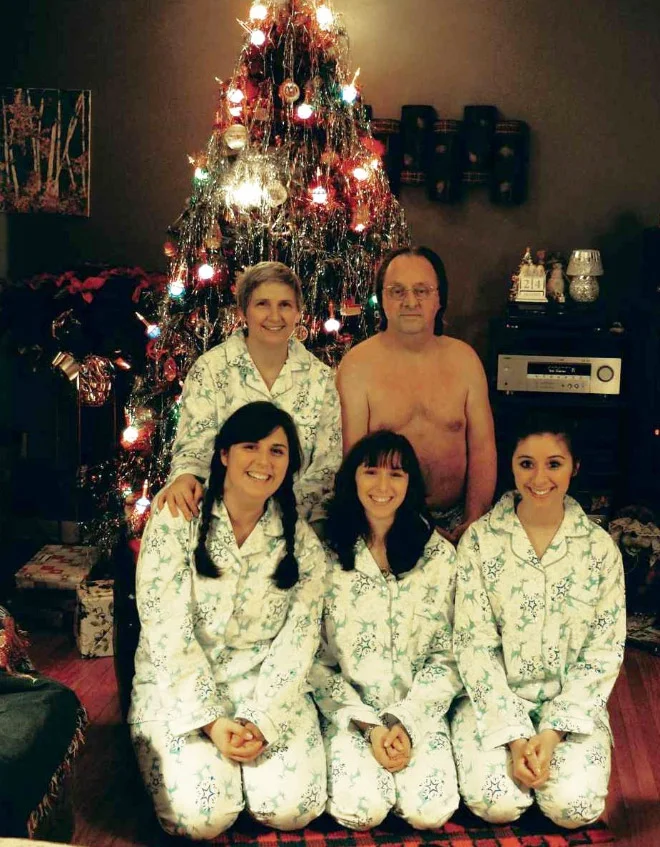 Из года в год мы не перестаем смеяться над этими чокнутыми рождественскими фото - фото 415104