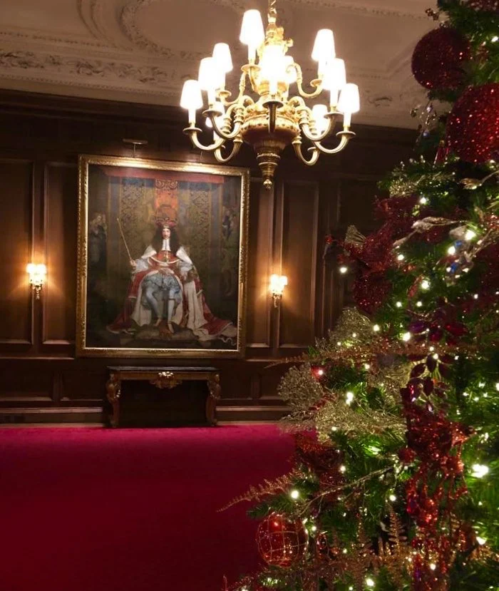 Вот как Елизавета II, Кейт Миддлтон и герцогиня Камилла украсили свои рождественские елки - фото 415186