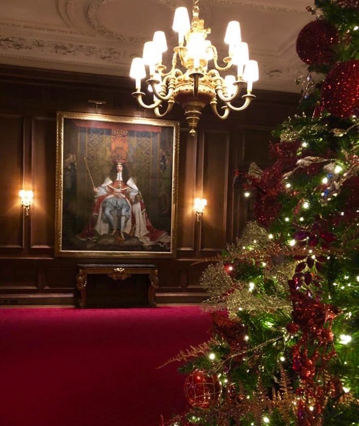 Ось як Єлизавета ІІ, Кейт Міддлтон та герцогиня Камілла прикрасили свої різдвяні ялинки - фото 415186