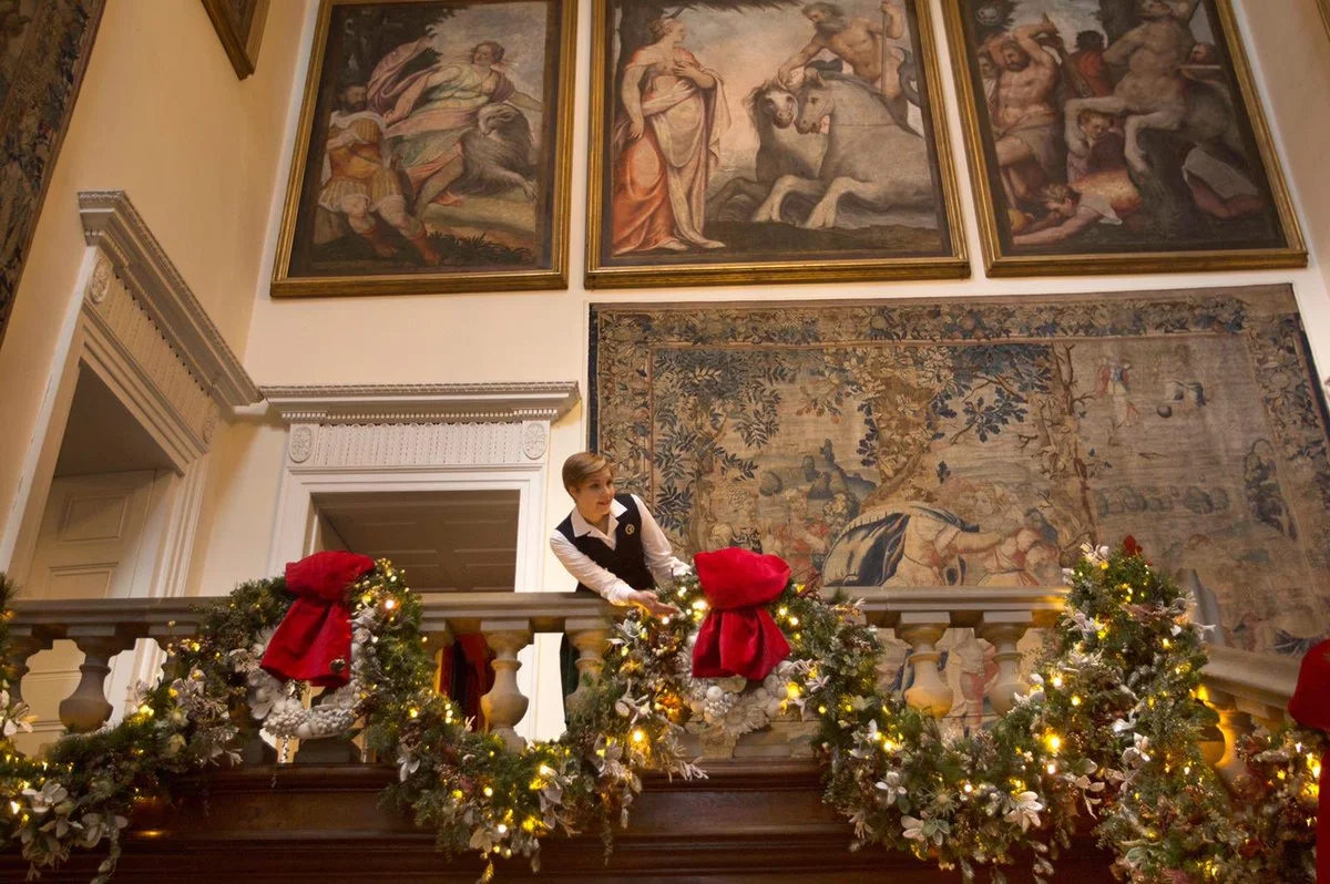 Вот как Елизавета II, Кейт Миддлтон и герцогиня Камилла украсили свои рождественские елки - фото 415187