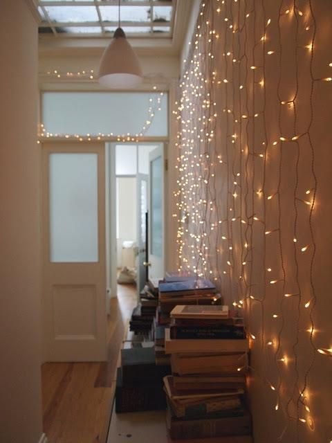 Создаем уют своими руками: идеи декора дома рождественскими фонариками - фото 415197