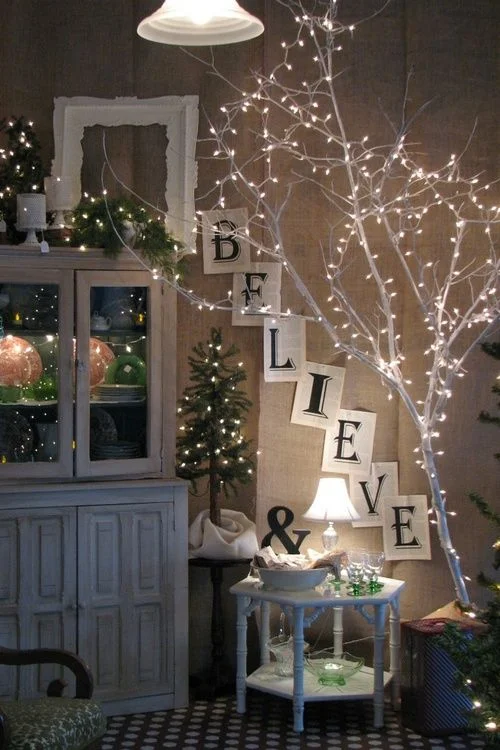 Создаем уют своими руками: идеи декора дома рождественскими фонариками - фото 415209