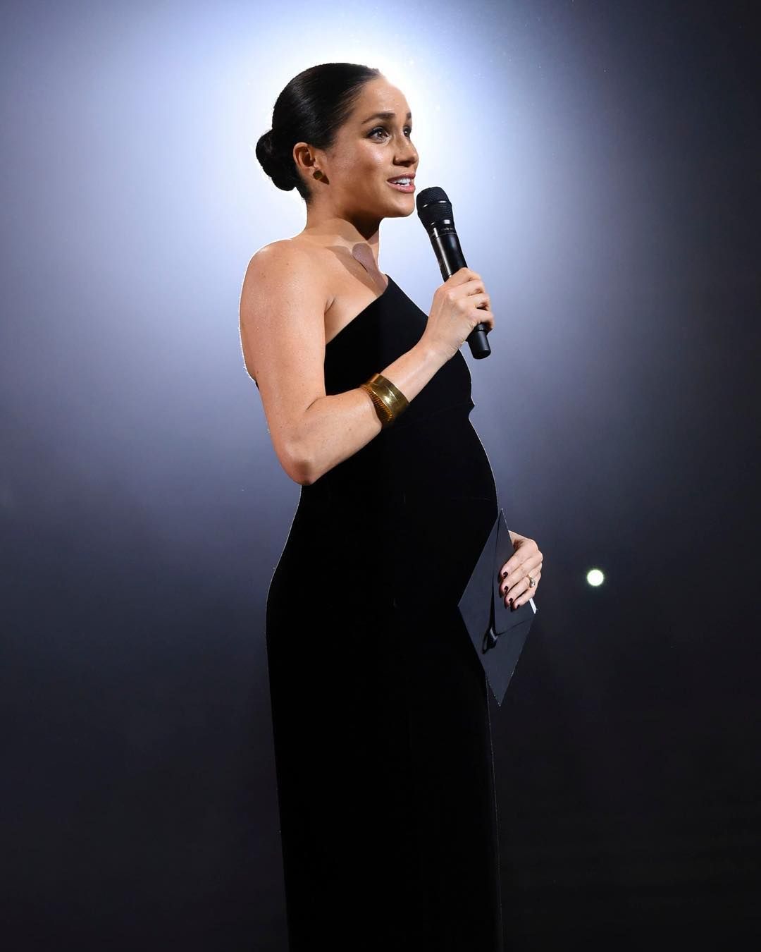 Меган Маркл неожиданно пришла на Fashion Awards-2018, чем удивила весь мир - фото 415254