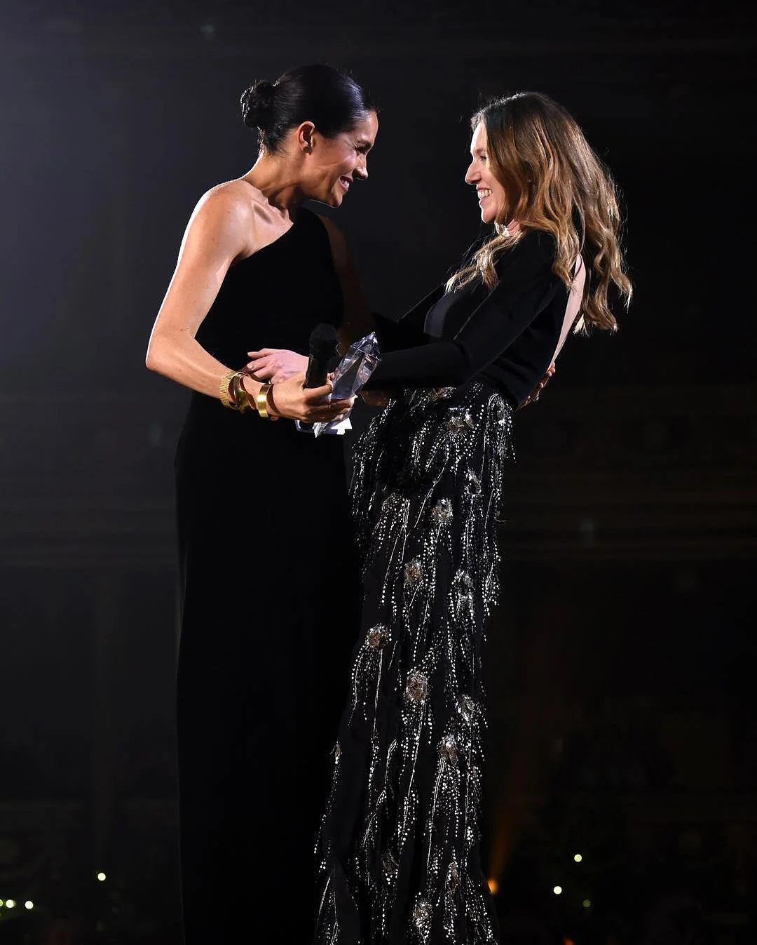 Меган Маркл неожиданно пришла на Fashion Awards-2018, чем удивила весь мир - фото 415256