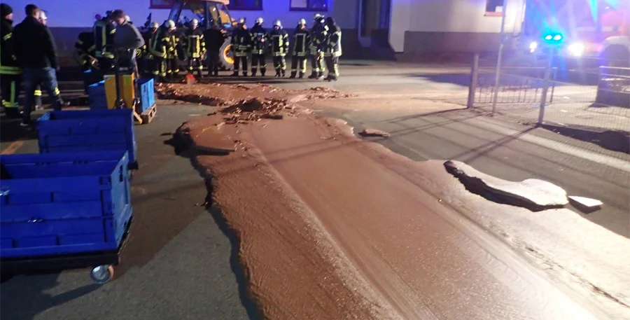 На немецкой фабрике произошло ЧП - и город 'затопило' шоколадом - фото 415577