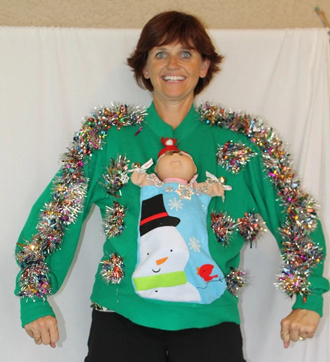 Женщина шьет противные рождественские свитера и рекламирует их с глуповатым смешным лицом - фото 415637