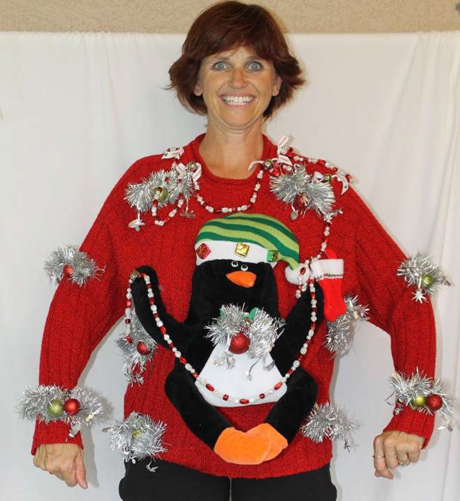 Женщина шьет противные рождественские свитера и рекламирует их с глуповатым смешным лицом - фото 415638
