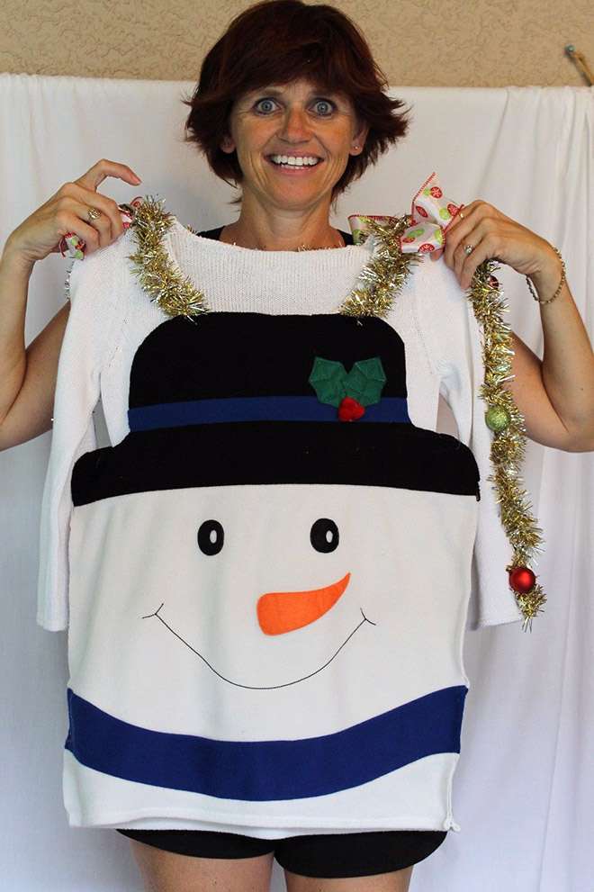 Женщина шьет противные рождественские свитера и рекламирует их с глуповатым смешным лицом - фото 415640