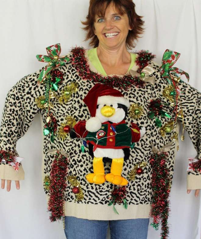 Женщина шьет противные рождественские свитера и рекламирует их с глуповатым смешным лицом - фото 415641