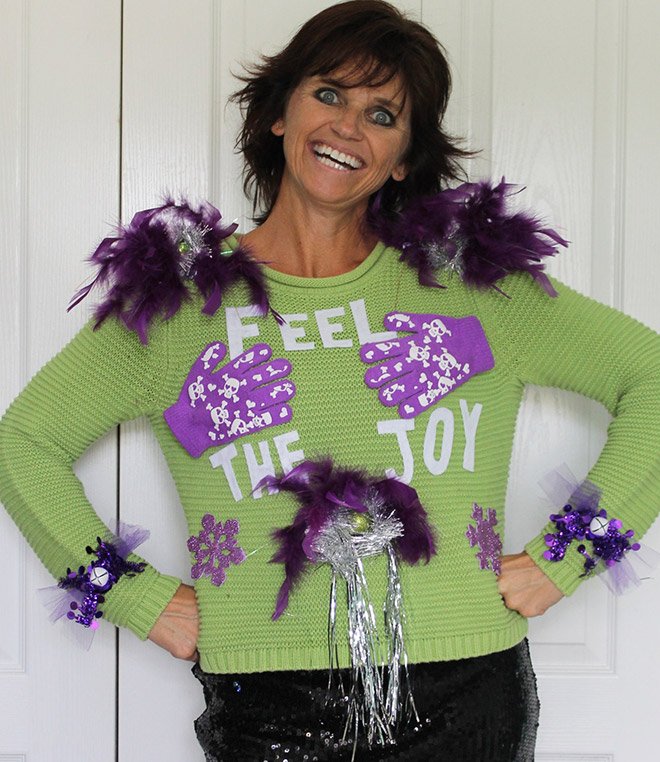 Жінка шиє противні різдвяні светри і рекламує їх з дурнуватим смішним обличчям - фото 415642