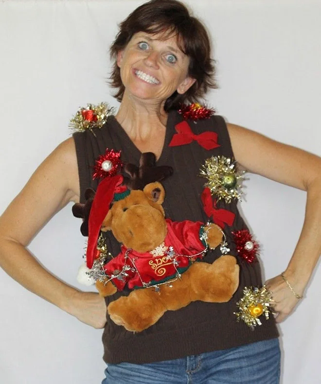 Женщина шьет противные рождественские свитера и рекламирует их с глуповатым смешным лицом - фото 415643