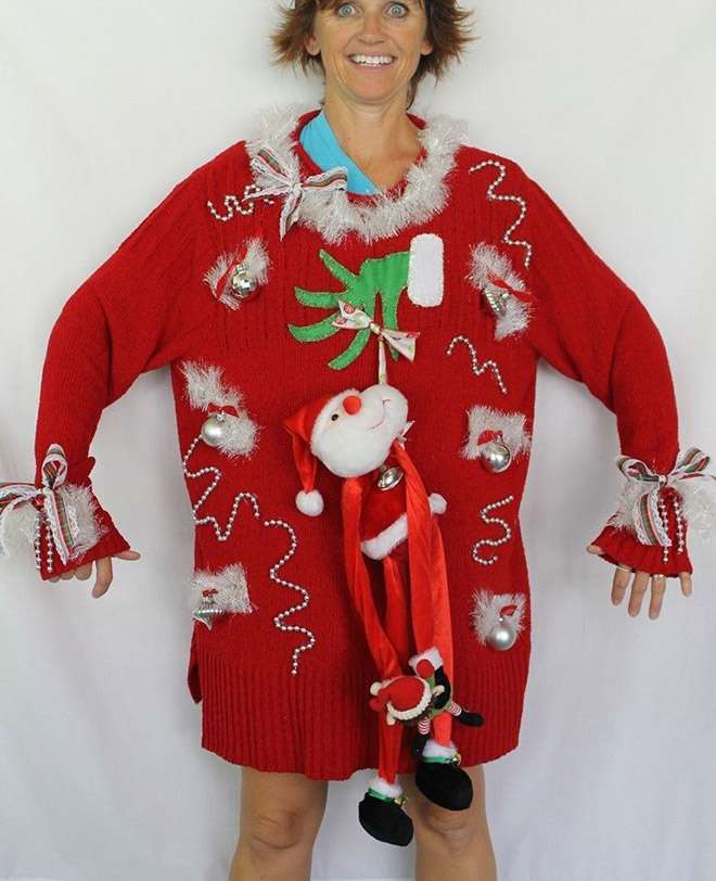 Женщина шьет противные рождественские свитера и рекламирует их с глуповатым смешным лицом - фото 415644