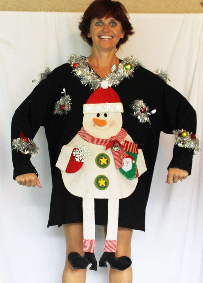 Женщина шьет противные рождественские свитера и рекламирует их с глуповатым смешным лицом - фото 415646