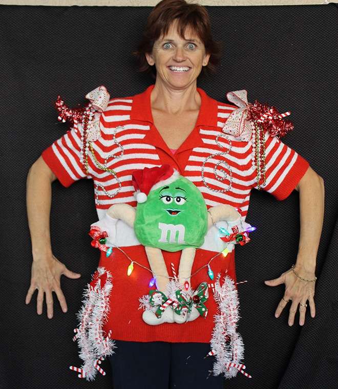 Женщина шьет противные рождественские свитера и рекламирует их с глуповатым смешным лицом - фото 415647