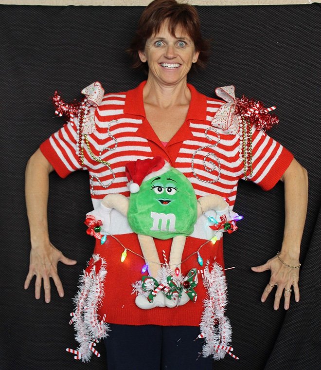 Жінка шиє противні різдвяні светри і рекламує їх з дурнуватим смішним обличчям - фото 415647
