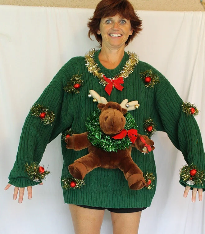 Женщина шьет противные рождественские свитера и рекламирует их с глуповатым смешным лицом - фото 415648