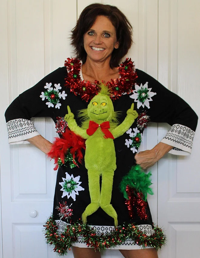 Женщина шьет противные рождественские свитера и рекламирует их с глуповатым смешным лицом - фото 415649