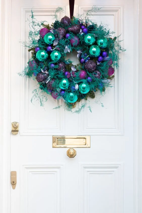 Рождественские венки на дверь: идеи, которые легко повторить и сделать своими руками - фото 415668