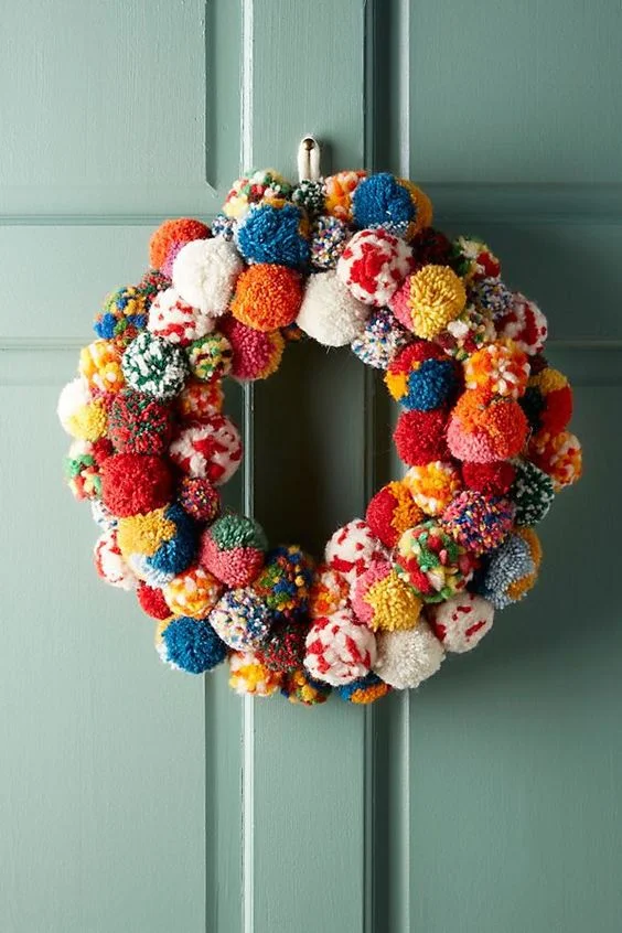 Рождественские венки на дверь: идеи, которые легко повторить и сделать своими руками - фото 415683