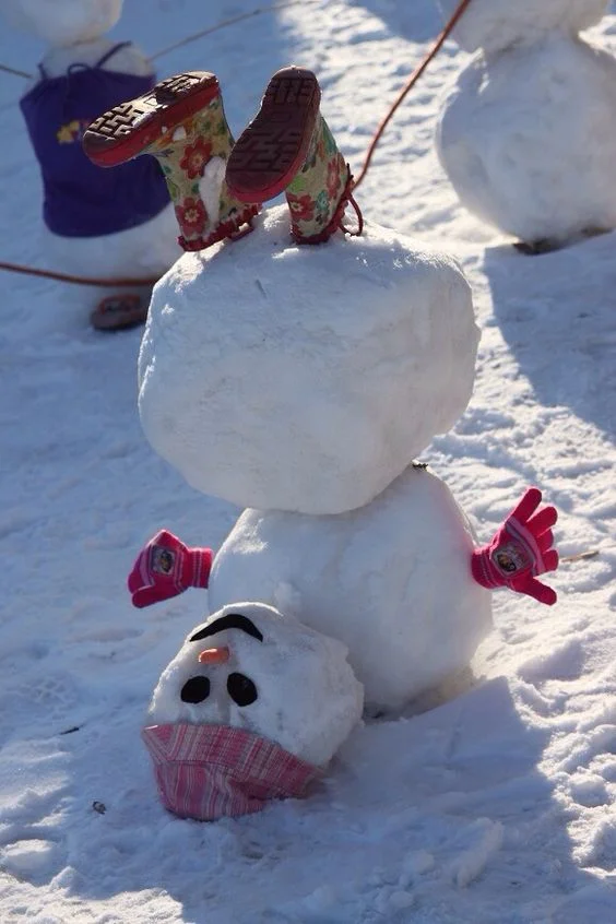 Згадаємо дитинство: прикольні та веселі ідеї для ліплення сніговиків - фото 415812