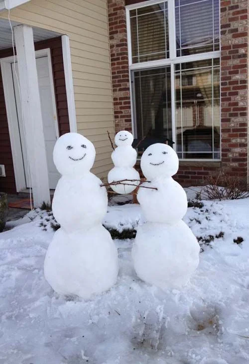 Згадаємо дитинство: прикольні та веселі ідеї для ліплення сніговиків - фото 415816