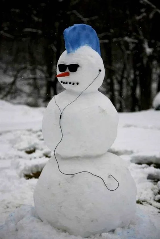 Вспомним детство: прикольные и веселые идеи для лепки снеговиков - фото 415817