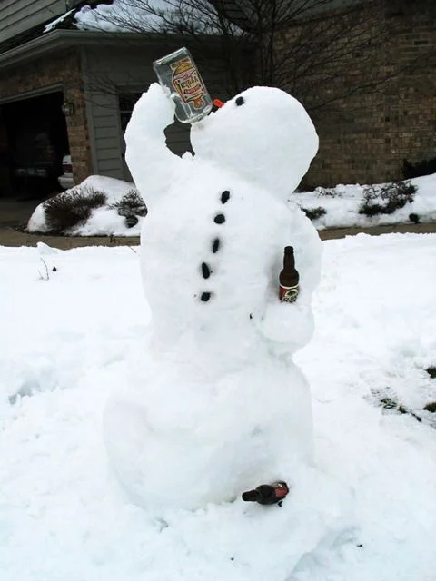 Згадаємо дитинство: прикольні та веселі ідеї для ліплення сніговиків - фото 415823