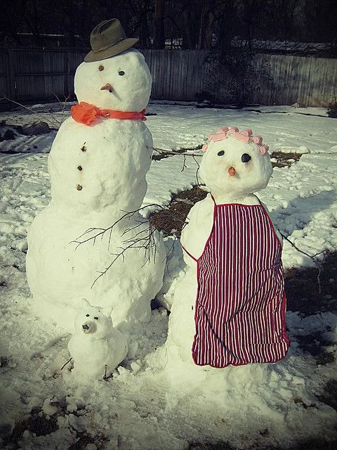 Згадаємо дитинство: прикольні та веселі ідеї для ліплення сніговиків - фото 415826