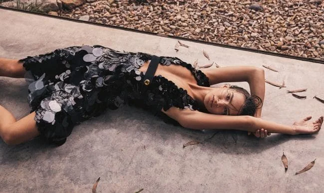 Эмили Ратажковски снялась в чувственном и стильном фотосете для Vogue - фото 416078
